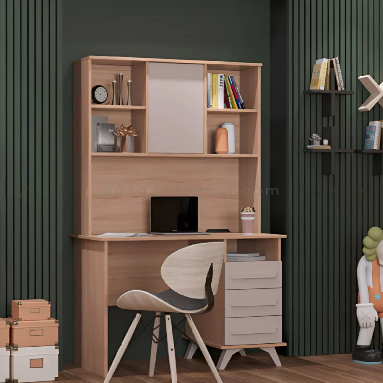 میز تحریر فلورانس کرم طوسی نوجوان ژورنالی